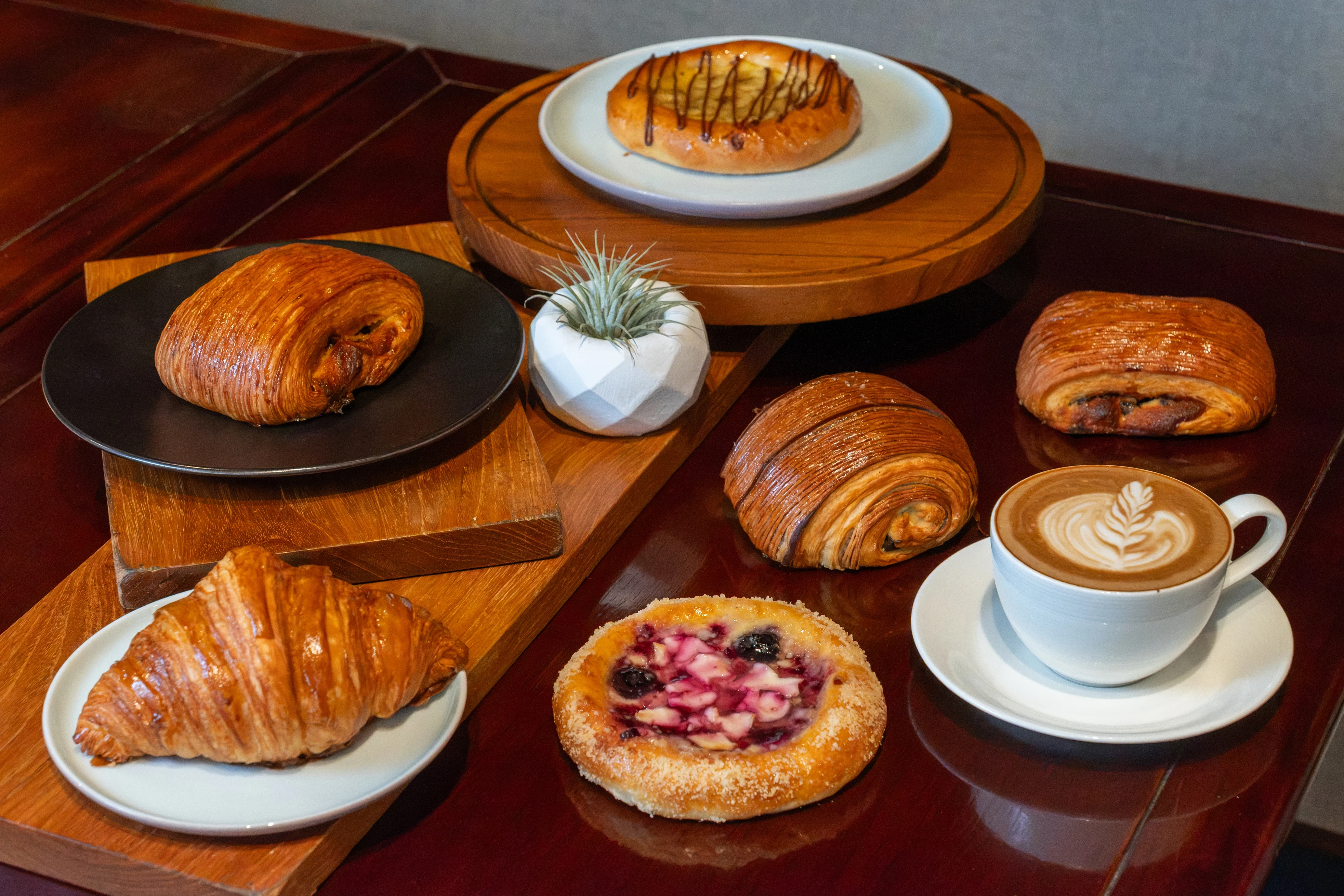Lookout Coffee Shop Finds a New Rhythm in Uluwatu