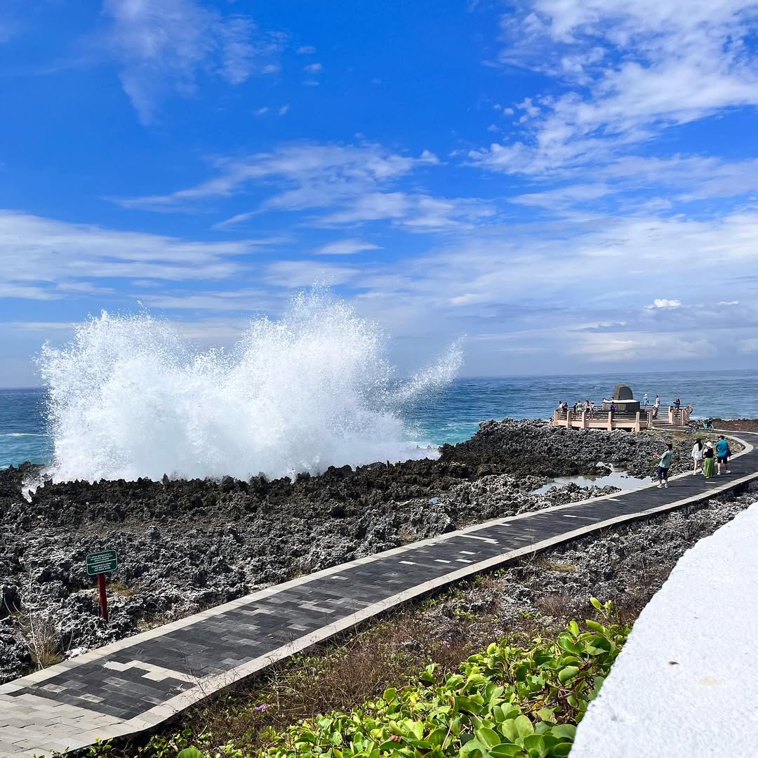Waterblow Nusa Dua ocean waves crashing against cliffs
