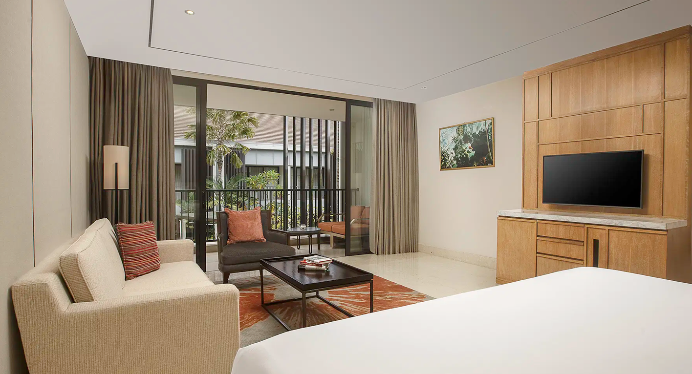Aryaduta Bali rooftop pool hotel near airport